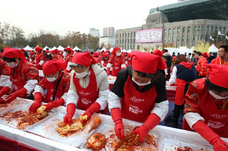지난 해 11월 서울 김장문화제에 참가한 중국인 관광객들. 