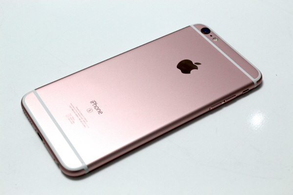 아이폰6S 시리즈에는 처음으로 로즈골드 색상이 추가됐다. 내년 아이폰7 출시전까지 로즈골드는 아이폰6S 시리즈가 유일하다. 