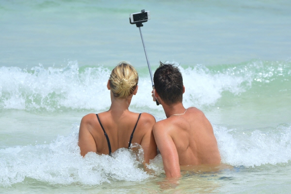 (그림 2 : 셀피(Selfie) 유행의 동력은 테크놀로지일까? 새로운 경험적 가치 때문일까? 출처 : 픽사베이)