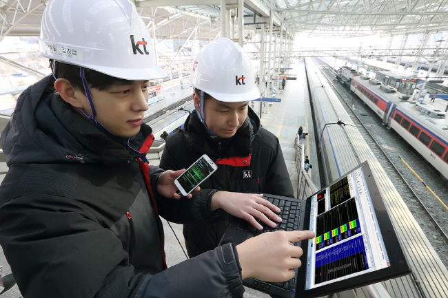  KT 직원들이 트래픽 집중관리 대상 지역인 서울역에서 네트워크 품질을 최적화하고 있다. 