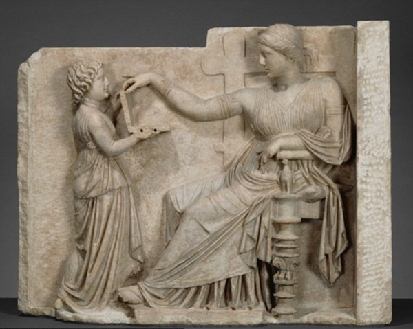 캘리포니아 말리부 소재 폴게티박물관에 전시돼 있는 고대 그리스 조각 속의 기기가 태블릿이라고 주장한다. 회의론자들은 단지 밀납으로 된 서판에 불과하다고 말하고 있다. 사진=폴게티박물관