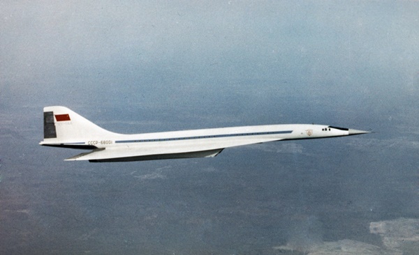 Tu-144는 콩코드보다 수개월 앞서 시험 비행을 마쳤지만 파리에어쇼의 사고로 세계최초의 민간노선 취항이라는 기록을 콩코드에게 양보해야 했다. 사진=위키피디아