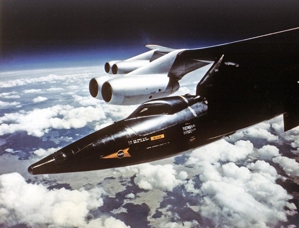 X-15기는 초음속(Supersonic)에서 극초음속(Hypersonic)시대를 열게 해 주었다. 비공식적으로 35만4200피트(약 107km)상공에서 마하 6.7의 속도를 기록했다. 이 시연에 사용된 비행기에는 혁명적 비행기 구조를 가능케 해 주는 초경량 복합소재가 사용됐다. NACA가 개발한 비행기다. 사진=나사