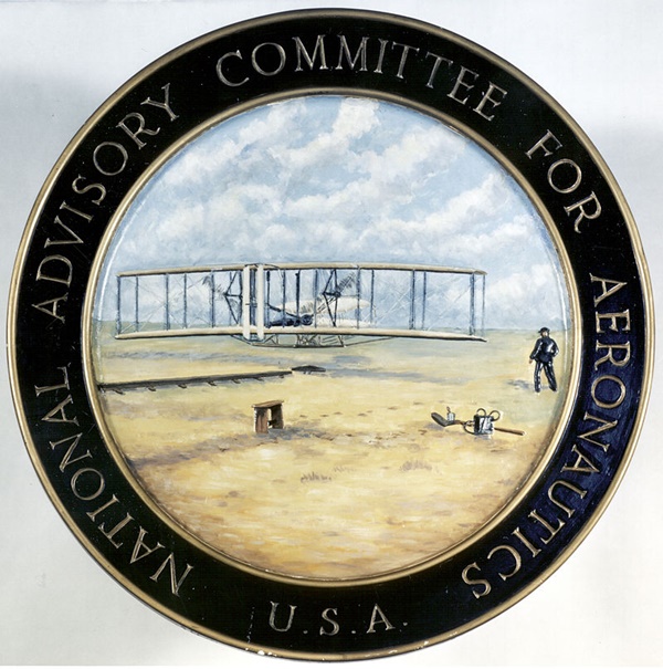 1915년 3월 미의회의 승인에 따라 설립된 NACA의 공식문장. 원안에는 1903년 라이트형제가 미국노스캐롤라이나 키티호크에서 최초로 비행에 성공한 동력비행기가 그려져 있다.사진=위키피디아