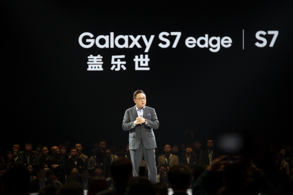 삼성전자 무선사업부 고동진 사장이 중국 상해국제구매센터에서 갤럭시 S7ㆍS7 엣지를 소개하고 있다. 