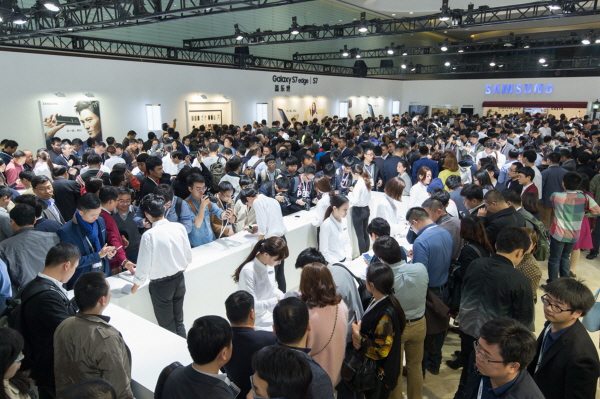 갤럭시 S7ㆍS7 엣지 공개 행사에 참석한 중국 미디어와 거래선이 제품을 체험하고 있다. 