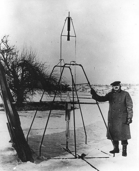 1926년 3월16일 고다드가 인류최초의 우주 로켓을 발사하기 직전의 모습.