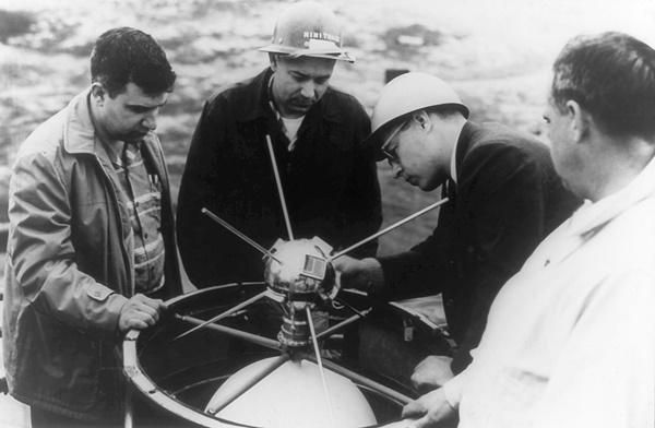 미국 해군연구소 과학자들이 뱅가드로켓 노즈콘에 뱅가드1호 위성을 장착하고 있다. 사진=나사
