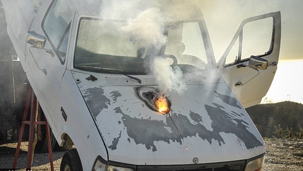 록히드마틴이 이달 초 발표한 1.6km밖에서 레이저포를 소형 트럭에 쏘아 보닛을 불태운 모습. 사진=록히드마틴