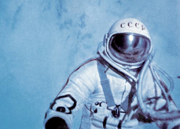 보스호드2호를 타고 인류최초로 우주유영을 한 알렉세이 레오노프의 모습. 사진=위키피디아