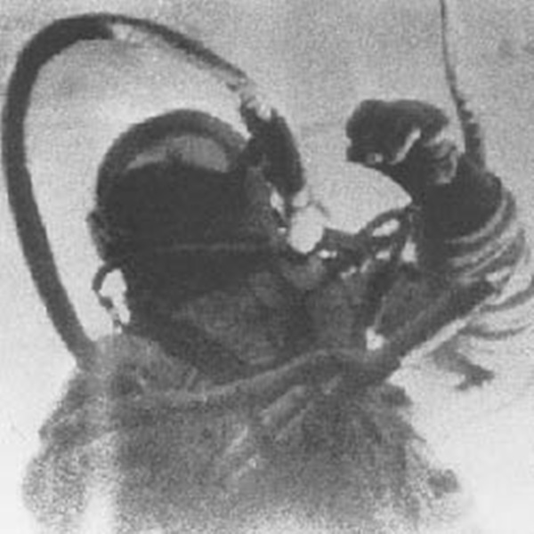 1965년 3월 18일 구 소련 엘렉세이 레오노프중령이 인류 최초로 우주에서 유영하는 순간. 사진=위키피디아