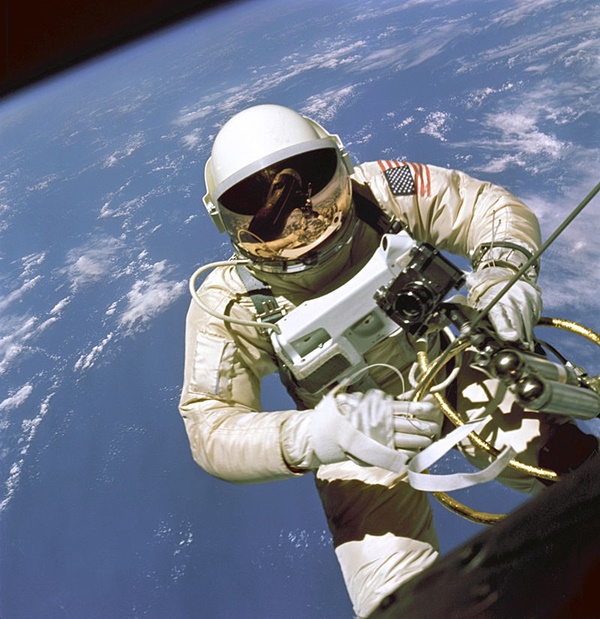 비행중 우주비행사 화이트 주니어는 우주선과 연결된 7.5m 의 황금빛 생명줄을 이용해 21분간 우주산책을 하는데 성공했다. 사진=나사