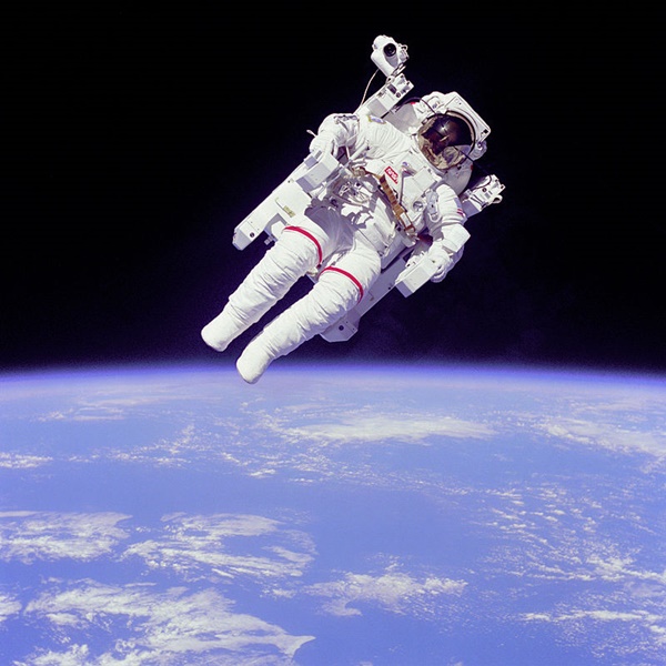 브루스 맥캔들리스가 인류사상 최초로 줄없는 우주유영을 하고 있는 모습. 사진=나사 