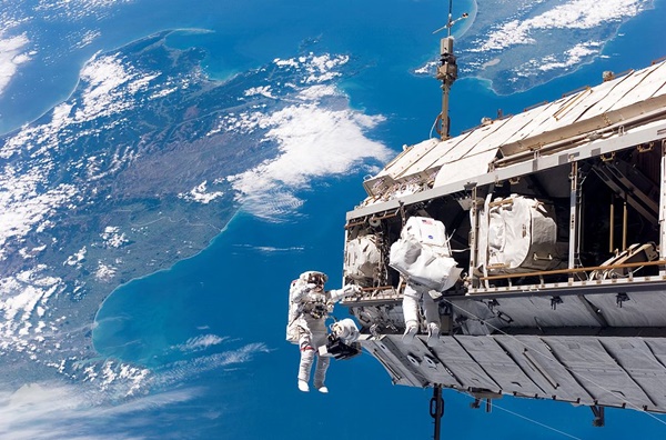 국제우주정거장 밖에서 3명의 우주비행사가 작업을 하는 모습. 사진=나사 