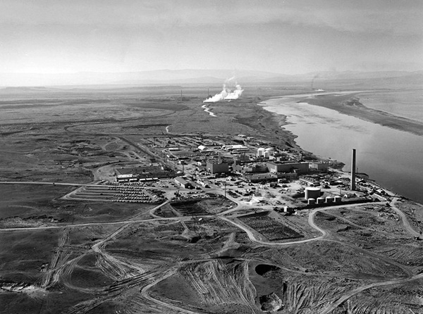 컬럼비아 강변에 위치한 핸포드지역은 미국 고준위 핵연료 쓰레기의 3분의 2를 만들어 낸다. 1960년 1월의 모습. 사진=위키피디아