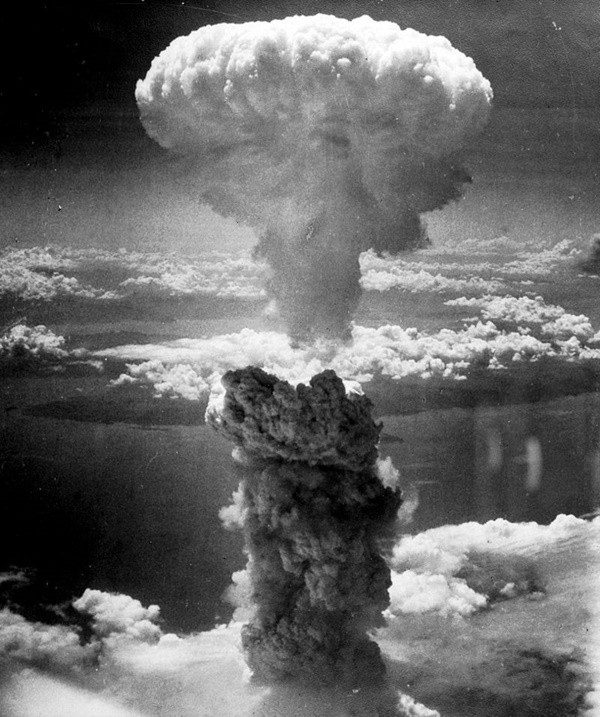 1945년 8월 9일 나가사키에 투하된 원폭에서 피어오르고 있는 버섯 구름.사진=위키피디아