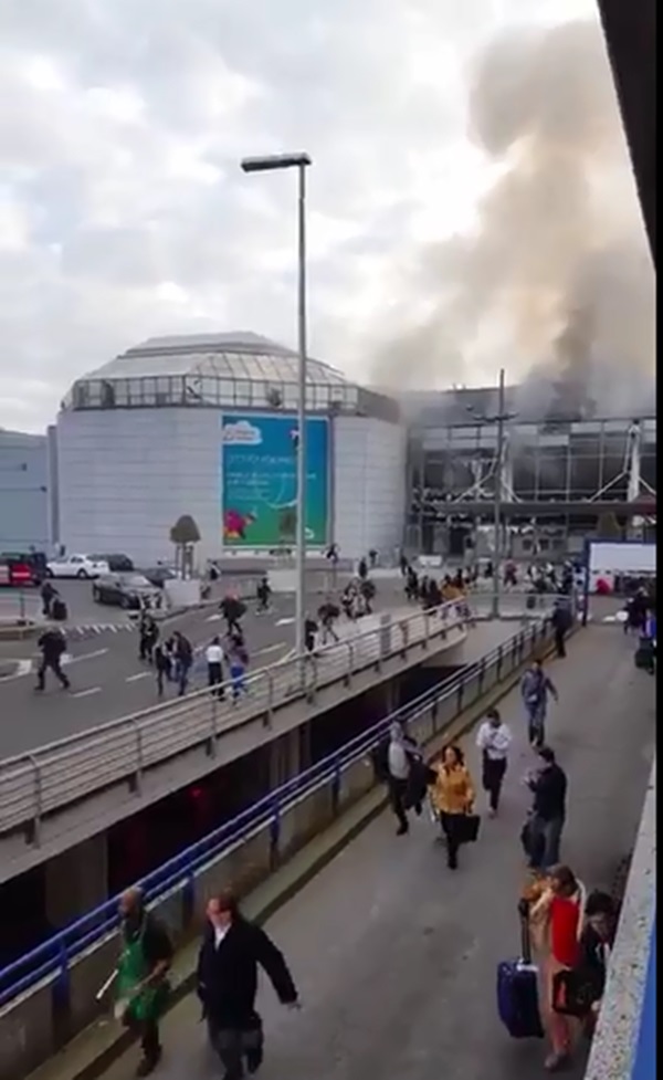브뤼셀 공항 폭탄테러에 놀라서 대피하는 사람들. 사진=안나아론하임 트위터 