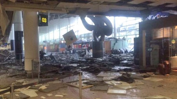IS테러범들의 폭탄테러로 처참하게 변한 브뤼셀 공항 체크인 구역.사진=트위터 