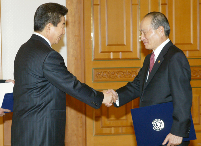 2004년 10월 노무현 대통령은 오명 과기부총리를 임명했다.