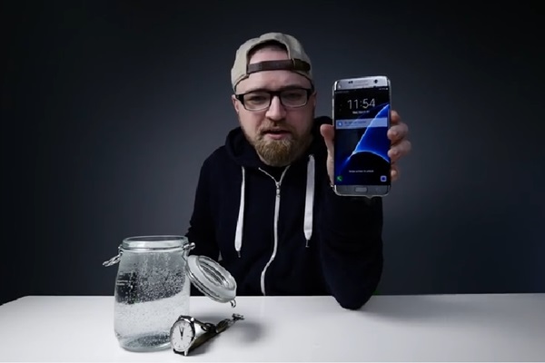 삼성전자의 최신 프리미엄폰 갤럭시S7엣지가 물속에서 16시간 동안 멀쩡하게 견디는 것으로 나타났다. 이 사이트는 아이폰6플러스 벤드게이트를 실험으로 보여주어 소비자들을 놀라게 한 스마트폰 비교 전문사이트다. 사진=언박스세라피 유튜브 
