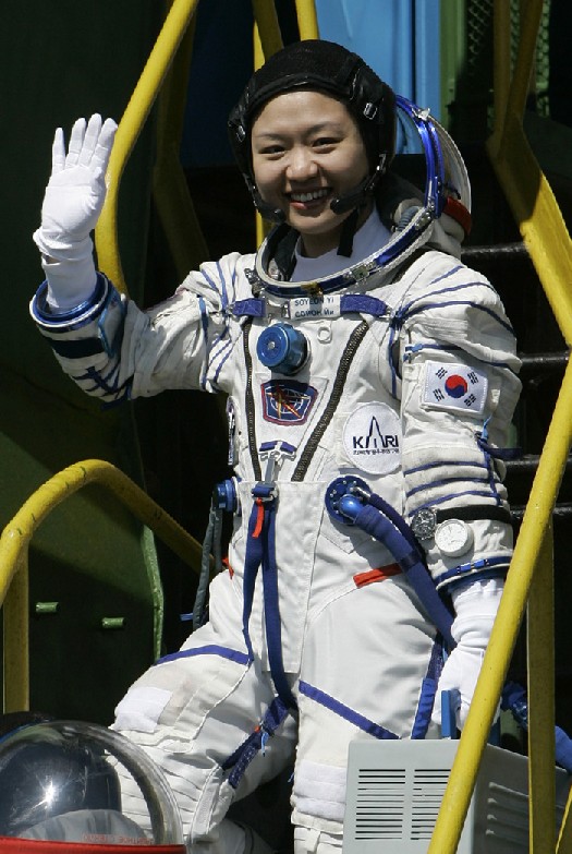 2008년 4월 8일 러시아 소유스 우주선에 탑승하고 있는 한국 최초의 우주인 이소연박사