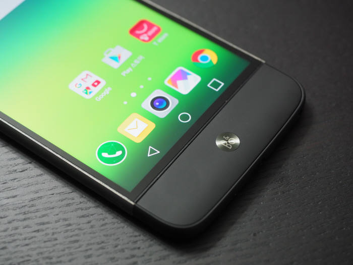하이파이 플러스와 결합한 LG G5. LG 프렌즈 매니저를 통해 관련 앱을 즉시 내려 받을 수 있다.