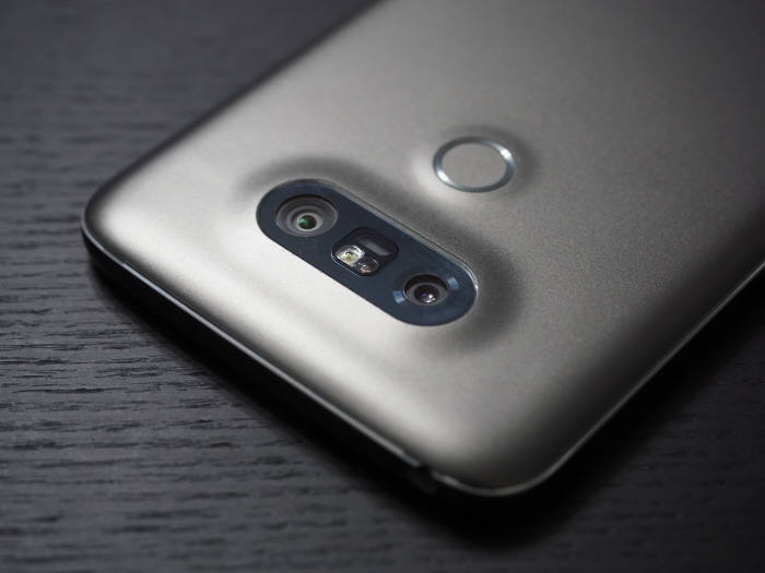 LG G5에는 일반 카메라뿐만 아니라 광각 카메라가 함께 후면에 배치됐다.