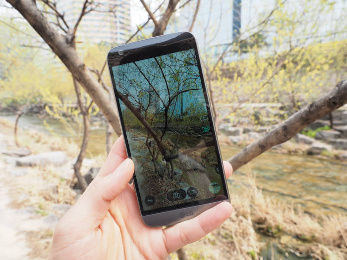 LG G5에는 플래그십폰에 걸맞는 향상된 디스플레이와 모바일AP가 장착됐다.