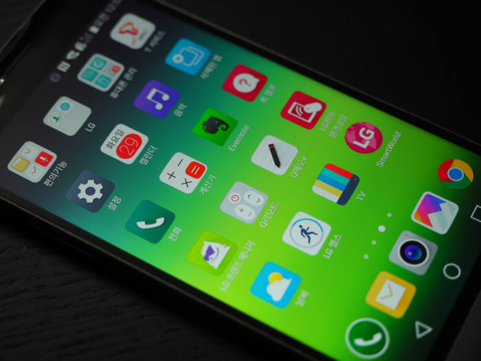 LG G5에 적용된 LG UX 5.0은 메인화면과 앱서랍이 통합해 접근성을 더 높였다.