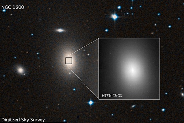 NGC 1600 은하의 모습. 사각형 안의 부분은 확대한 것으로 이 은하에 태양 질량의 170억 배에 달하는 무거운 블랙홀이 있는 것으로 확인됐다. 사진=ESA/STScI
