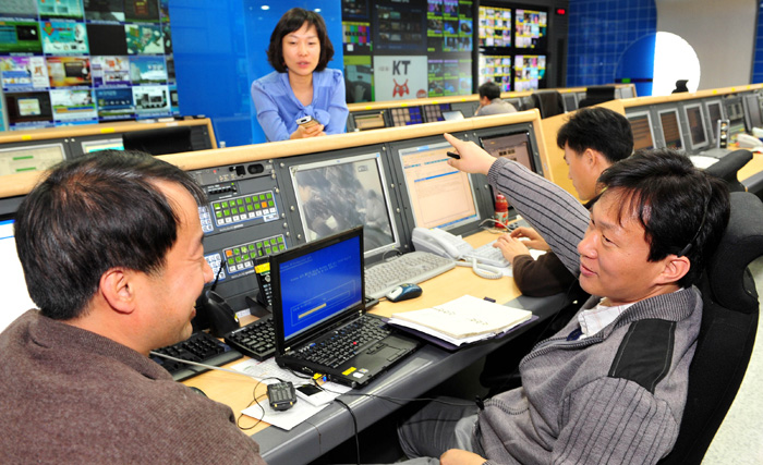 2008년 11월 KT가 국내 최초로 IPTV 상용화를 시작했다.