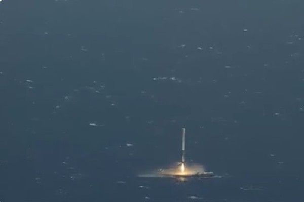 스페이스X사의 팰컨9 1단 로켓이 발사된 지 8분여 만에 케이프커내버럴 북동쪽 300km에 위치한 대서양상의 드론 바지선에 착륙하는 순간. 사진=스페이스X트위터 