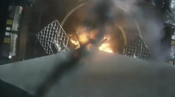 팰컨9 로켓이 발사 8분30초 후에 드래곤 화물선을 ISS로 발사시킨 후 케이프 커내버럴 북동쪽 300km 대서양 상의 드론 바지선으로 내려가는 순간을 촬영한 사진. 사진=스페이스X트위터 
