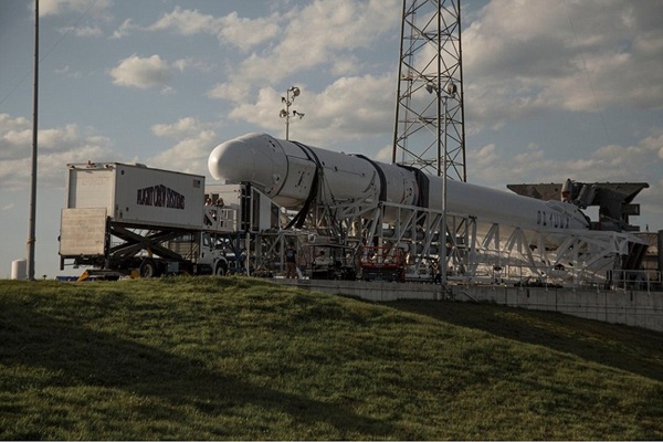 발사되기 전 스페이스X사의 우주화물선 드론을 실은 무인 로켓 팰컨9의 모습. 사진=스페이스X트위터 