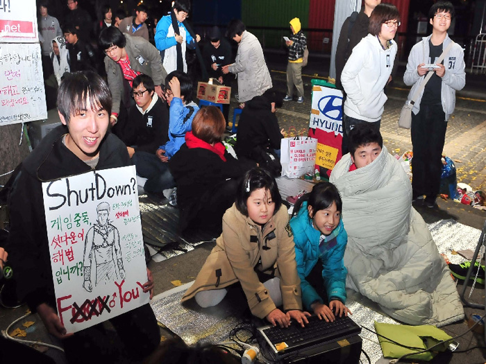 2011년 11월 20일 셧다운제가 포함된 청소년 보호법 시행을 앞두고 시위대가 반대의 의미로 밤샘 게임집회를 열었다.