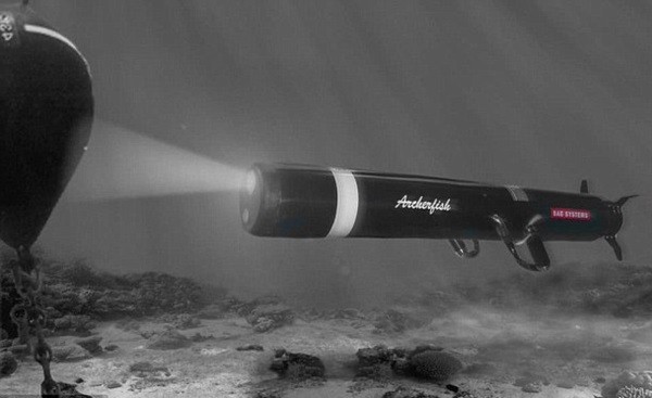 美해군이 일명 물총고기(Archerfish)로 불리는 기뢰제거용 해저로봇을 도입한다. 핼레콥터나 함선에 실려 배치되는 이 로봇은 기뢰를 제거하거나 폭발시켜 전투함의 뱃길을 열게 된다. 사진=BAE시스템