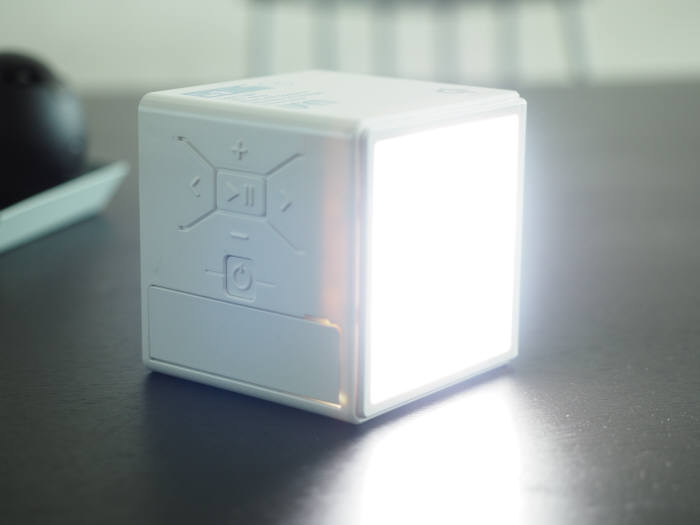 3W LED 라이트로 야외에서 조명 대신 사용할 수 있다.
