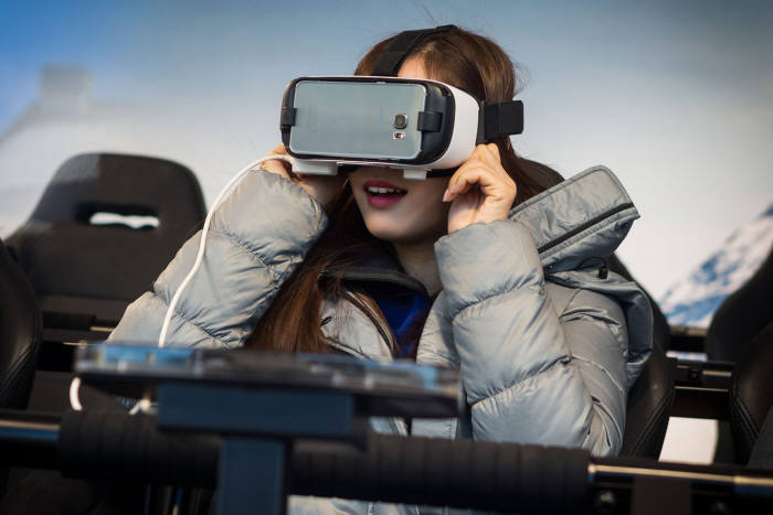 김연아 선수가 노르웨어 릴레함메르에 위치한 삼성 갤럭시 스튜디오를 방문해 기어VR과 4D체험의자를 통해 스키점프 VR 콘텐츠를 체험하고 있다.