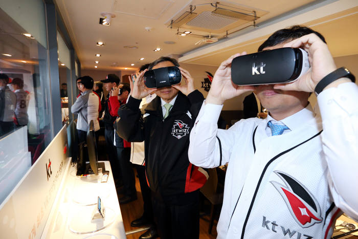 KT위즈 홈 개막전에서 황창규 회장 및 경기장을 찾은 관중이 기가 VR 모바일 야구 생중계를 시청하고 있다.