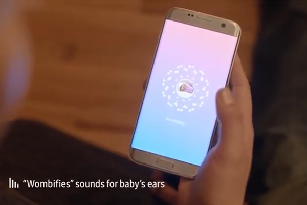 미숙아의 엄마가 생명의 소리 앱으로 자신의 목소리로 노래를 녹음하고 있는 모습. 사진=삼성전자 유튜브