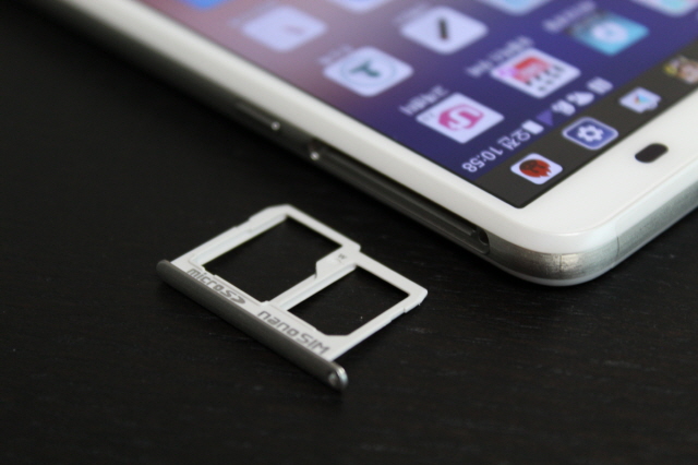 LG전자 X스크린은 내장형 유심 및 마이크로SD카드 슬롯을 품고 있다. 