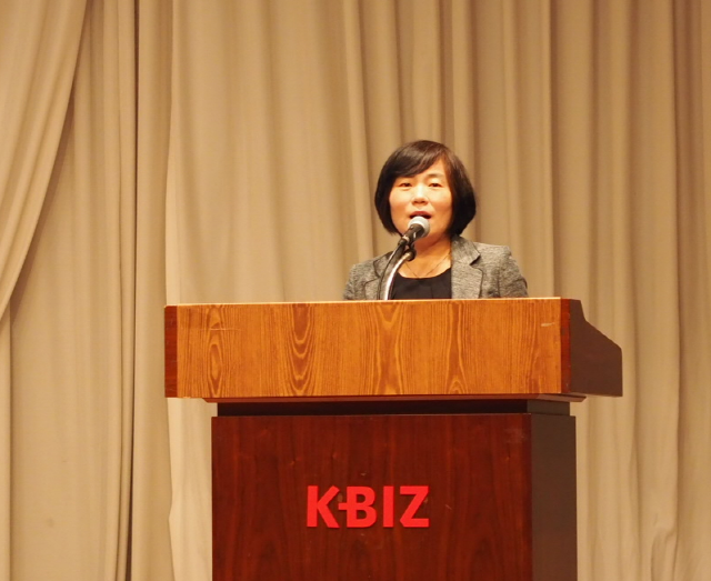이선기 전자신문인터넷 대표가 한국 모바일 비즈니스 컨퍼런스의 시작을 알리고 있다. 