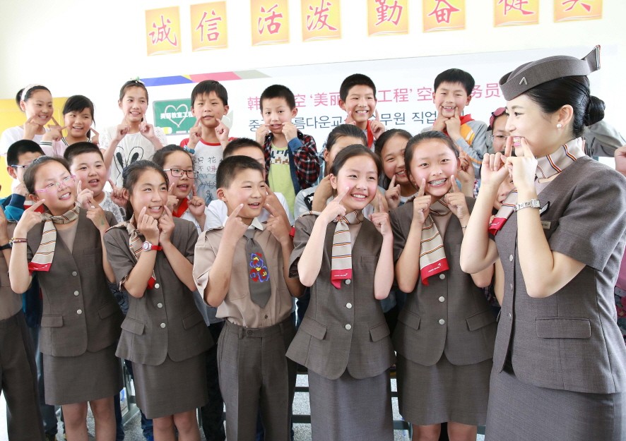 지난 14일(화) 중국 장쑤성 옌청시 서양현에 위치한 '신탄소학교'에서 열린 '아름다운 교실'자매결연 행사에서 아시아나항공 캐빈승무원이 학생들에게 '미소 짓기' 교육을 실시하고 있다. 