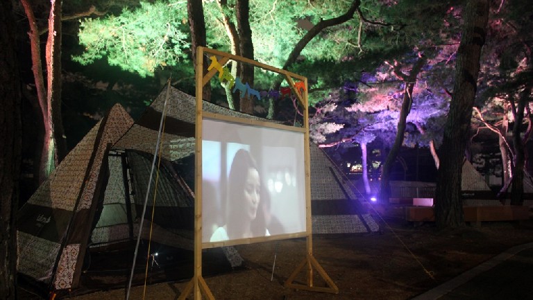 렛츠런파크 서울에서 야간경마를 맞아 시행 중인 텐트영화제 모습(텐트속에서 지인들과 함께 편하게 영화를 시청할 수 있다)