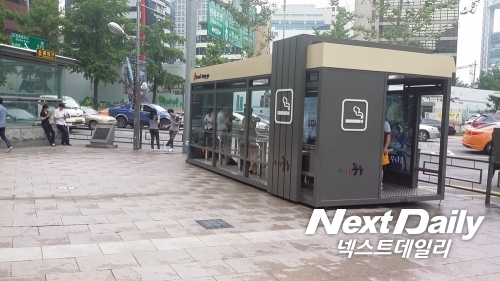 9월 1일부터 서울지역 지하철 출입구 10m이내에서 담배를 피우다 적발되면 10만원 이하의 과태료가 부과된다. 사진은 일지로입구역 출입구에 설치된 흡연부스. 사진=넥스트데일리 DB