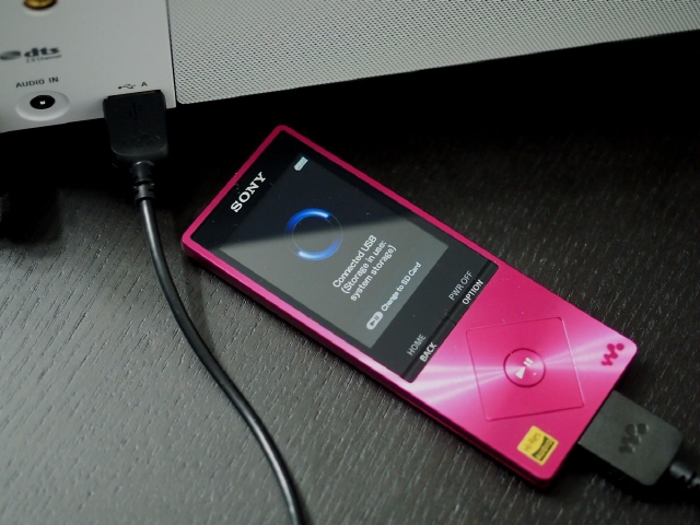소니 워크맨과 USB 연결해 들을 수 있다. 