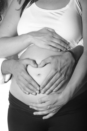 첫 출산 과정은 자궁에 본격적으로 재앙이 시작되는 시기다. 이는 점점 커가는 태아의 무게로 인해 자궁이 아래의 질 쪽으로 내려오는 압력을 받아 생기는 이탈 증상(자궁이찰증)에서 시작된다. 사진=게티이미지 제공