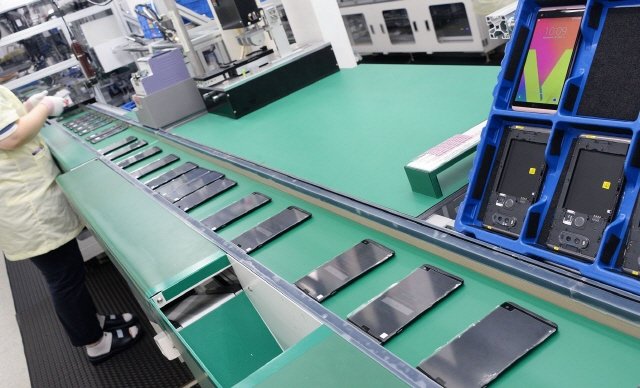  월 330만대 수준의 생산능력을 확보한 평택 공장 ‘LG 디지털 파크’에서 LG전자 플래그십 스마트폰 'V20'를 생산하는 모습. 이달 말 'V20'의 북미 출시를 앞둔 LG전자 직원이 공장 라인에서 'V20' 생산 작업에 집중하고 있다. 