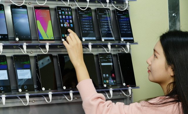 LG전자 연구원이 ‘가속 수명 시험실’에서 'V20'를 테스트하고 있는 모습. '가속 수명 시험실'은 소비자가 장기간 휴대폰을 사용할 때 성능이 저하 되지 않는지를 점검하는 곳으로 주요 부품의 성능을 한계치까지 끌어올려 테스트 한다. 