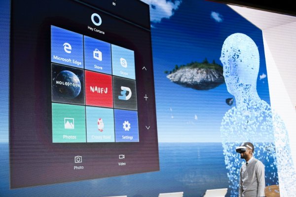 MS 신제품 공개행사에서 코타나와 VR 헤드셋을 시연하는 모습